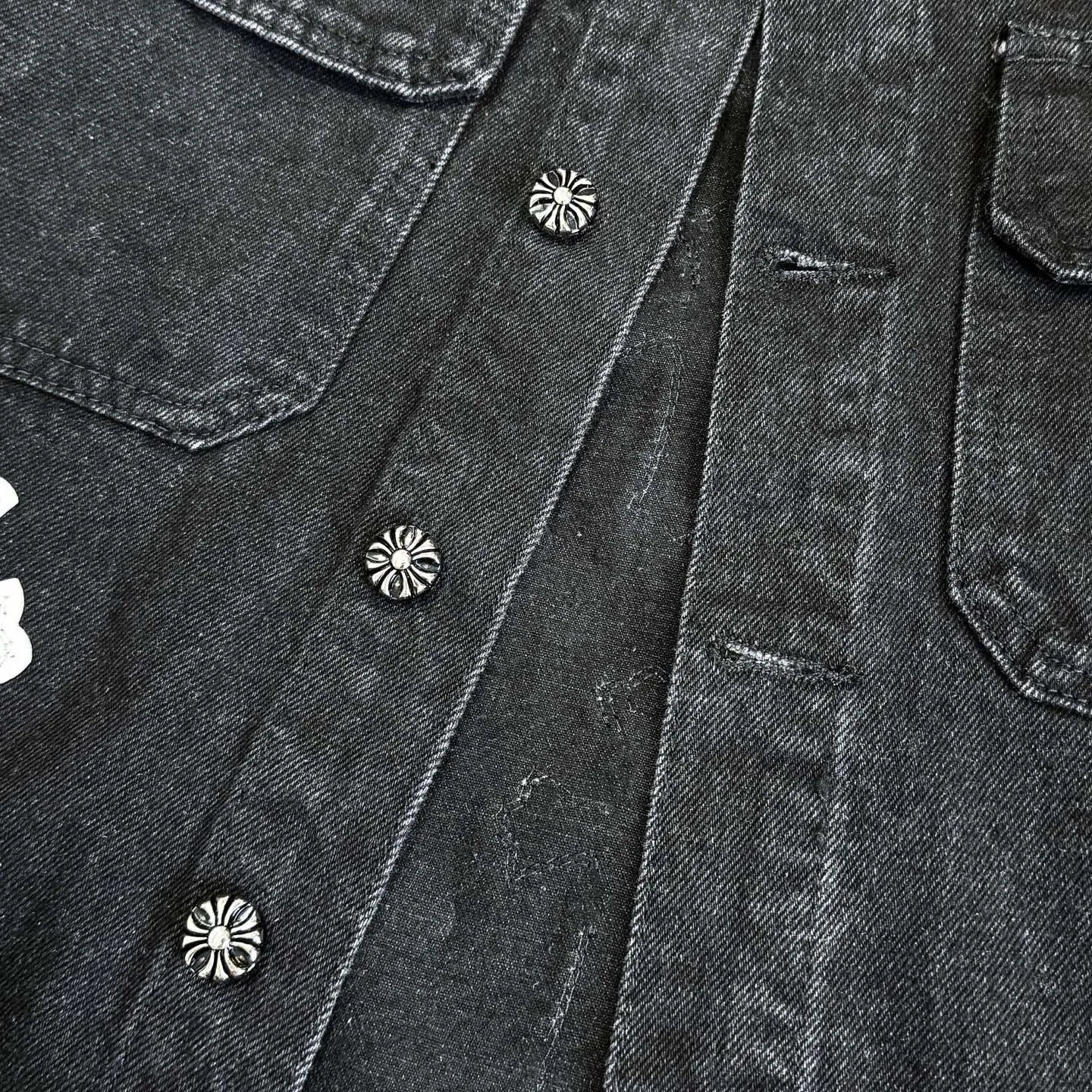 P260 (Correct version, top replica) CH Chromehearts 23ss denim cross-leather black and white jacket denim jacket. A super versatile denim jacket that is breathable, comfortable and elegant! The entire garment is made of super heavy-duty workmanship and is made of denim denim fabric imported from Japan. After the finished product is washed, the loss rate is extremely high! The whole body is made with old craftsmanship and the upper body is stylish! The body has multiple crosses and leather logos sewn on it! Because of the old craftsmanship, everything from gold five to three marks has been re-made with new molds, 100% restored to the original craftsmanship! All the leather characters are laser-aligned. The leather difference is definitely not the same as that of the super-fiber leather on the market. This year’s new sheep leather is used. The finished embroidery guarantees the quality of the entire product❗ It took nearly two months of back-and-forth production to get a satisfactory effect. The various cutting designs really took a lot of effort to achieve a satisfactory experience! The same style for men and women, great for couples!   Color: black with white label Size: S M L